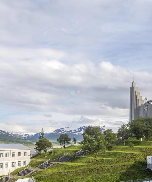 Krásny pohľad na mesto Akureyri, v blízkosti ktorého sa nachádza Letisko Akureyri