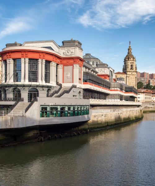 Pemandangan indah bagi Bilbao, yang berdekatan dengan Lapangan Terbang Bilbao