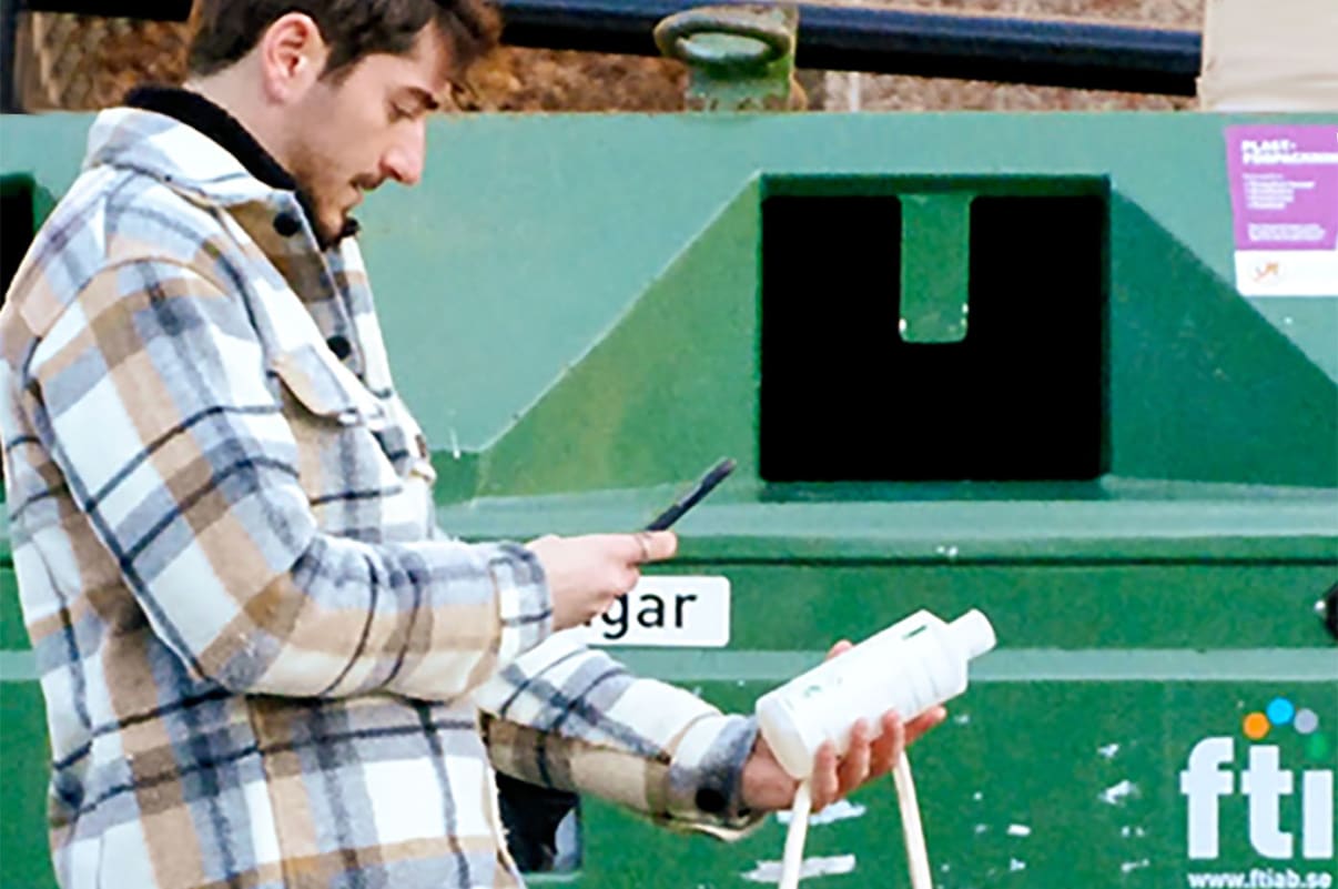 Män som kontrollerar återvinningsetiketter