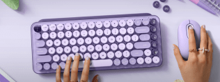 Händer som skriver på tangentbordet och håller en mus