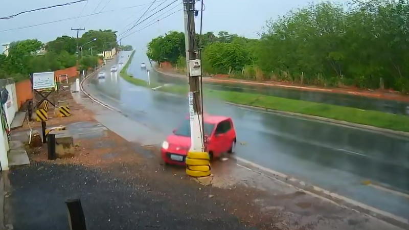 雨の日にスピードを出し過ぎスリップしてしまい電柱に激突！！