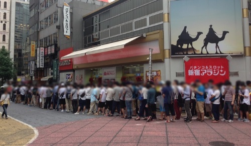 パチンコ店朝の並び