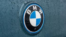 Emblema de BMW en el SUV iX.