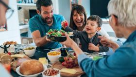 Familia comiendo