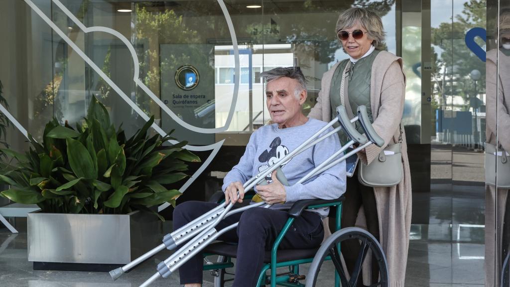 Joaquín Torres, el 25 de abril, abandonando el hospital.