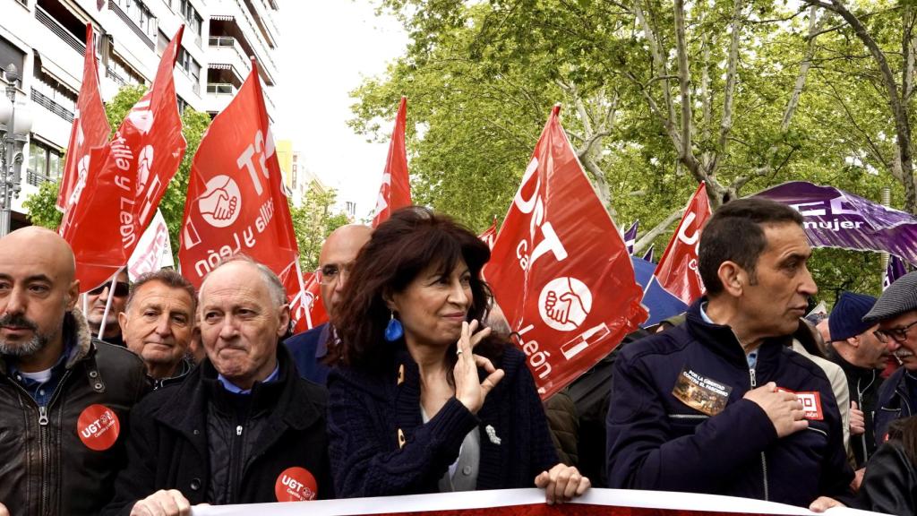 La ministra de Igualdad, Ana Redondo, junto a los líderes de UGT y CCOO, Faustino Temprano y Vicente Andrés, en la manifestación por el 1 de mayo en Valladolid