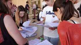 Alumnos en uno de los descansos de Selectividad 2024 en Málaga.