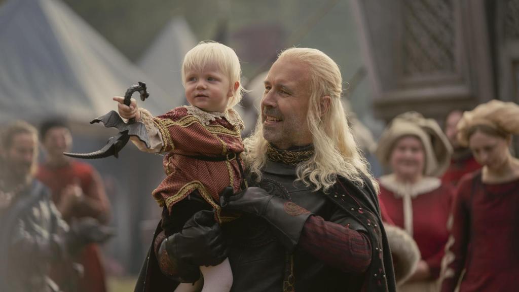 Viserys con Aegon, su primogénito varón