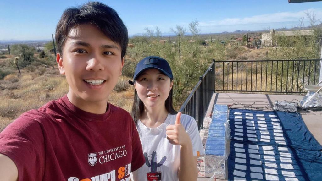 Chenxi Sui y Ronghui Wu prueban el tejido de refrigeración radiativa en Apache Junction, Arizona (EEUU).