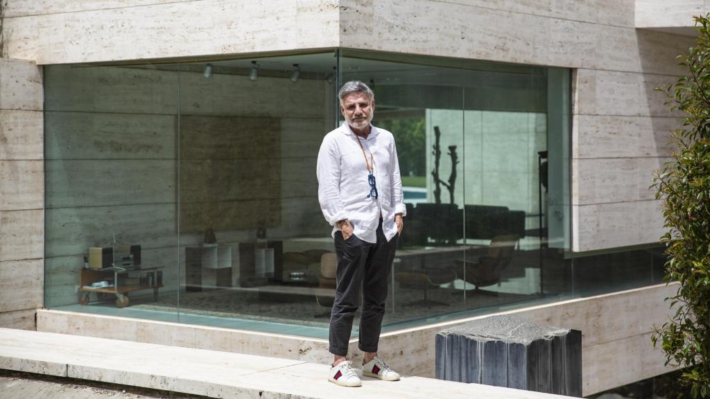 Joaquín Torres frente a la casa que construyó para su padre en La Escorzonera en los años 90; 2.800 metros cuadrados y 11.000 metros de parcela.