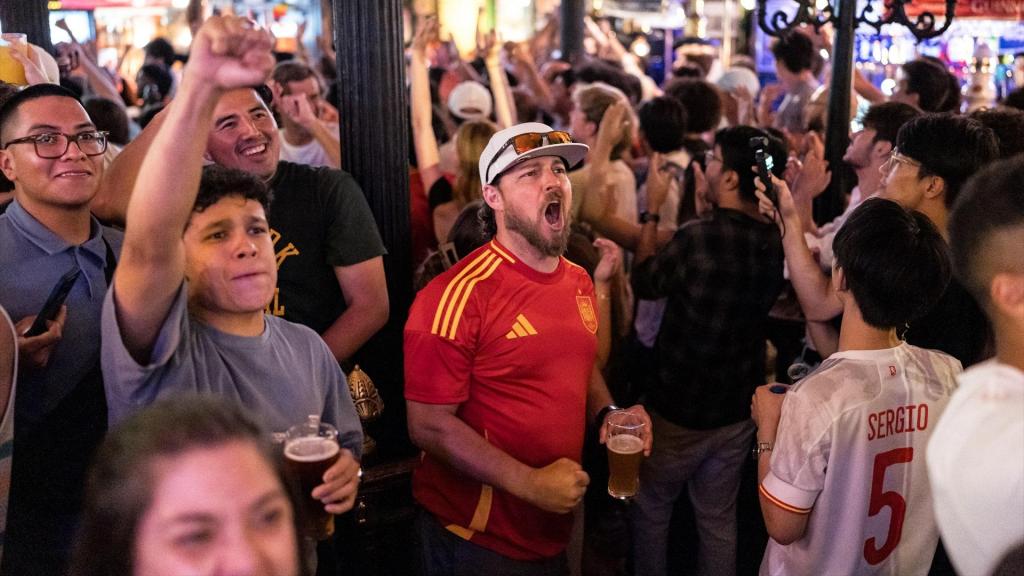 Varios aficionados celebran un gol del partido entre España y Georgia de la Eurocopa 2024