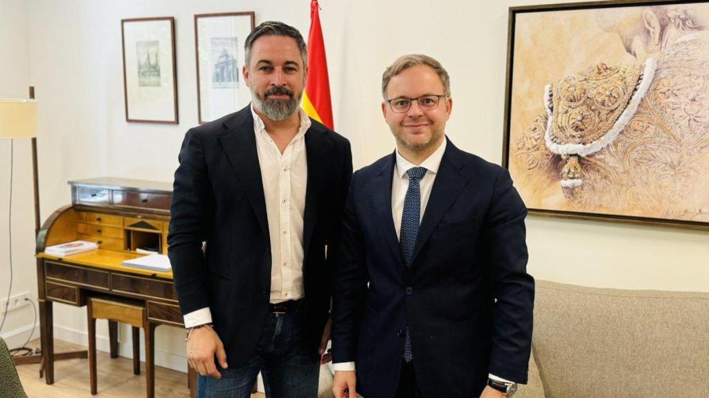 El líder de Vox, Santiago Abascal, y el jefe de gabinete del primer ministro húngaro, Balázs Orbán, durante su reunión este viernes en Madrid