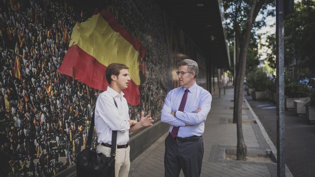 Finalizada la entrevista, Feijóo charla con el periodista de EL ESPAÑOL, Pepe Luis Vázquez.