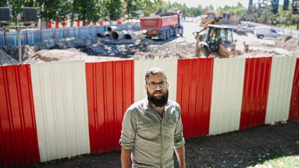 El periodista, en una de las obras donde buscó trabajo.