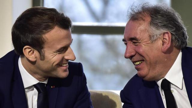 El presidente de Francia, Emmanuel Macron, junto al alcalde de la región de Pau, François Bayrou.