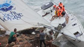 Rescate del velero encallado en Cala Saona