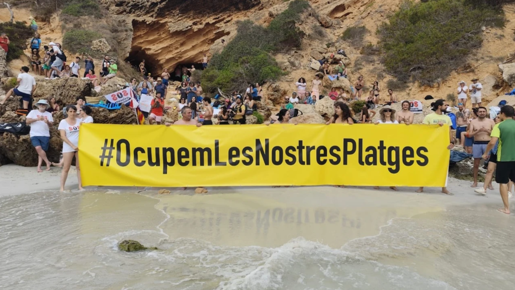 Un grupo de personas protestando en la Cala es Moro de Mallorca.