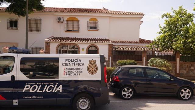 La Policía, frente a la casa donde ha ocurrido el suceso.