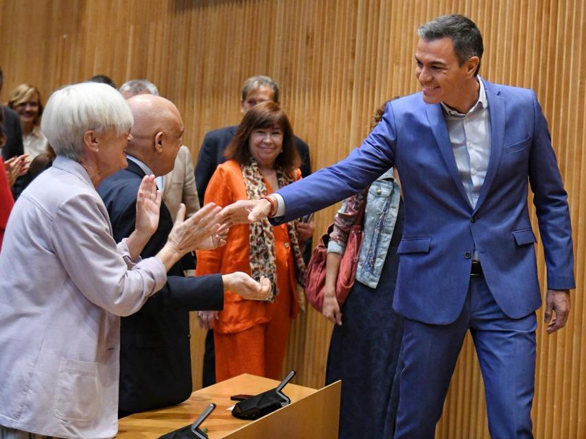 Pedro Sánchez, este lunes en el Congreso, a su llegada a la reunión con los diputados y senadores del PSOE.