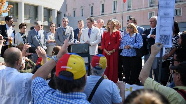 Senadores del PP este miércoles con manifestantes venezolanos que piden el reconocimiento de Edmundo González.