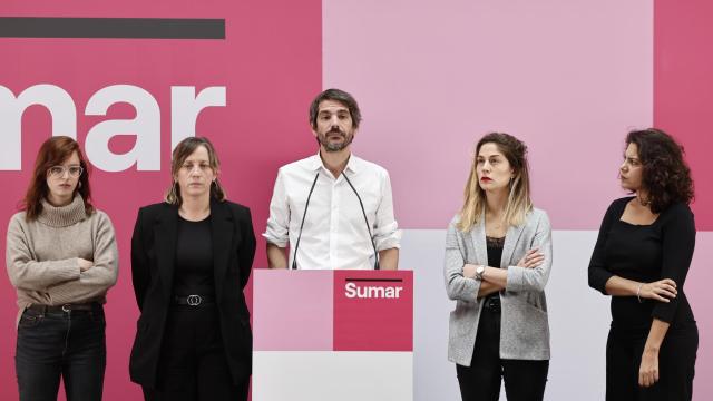 El portavoz de Sumar y ministro de Cultura, Ernest Urtasun, este sábado en la rueda de prensa junto a otros altos cargos de la formación.