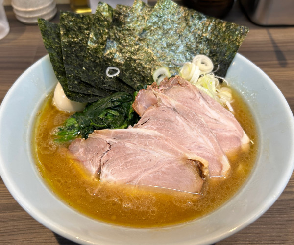 「全部のせラーメン＋ライス」@横浜家系豚骨醤油極太麺 侍 本店の写真