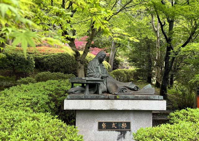 紫式部が源氏物語の着想を得たという「石山寺」の紫式部像＝滋賀県大津市