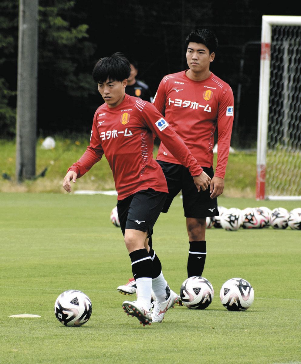 名古屋の練習に参加する相馬（左）