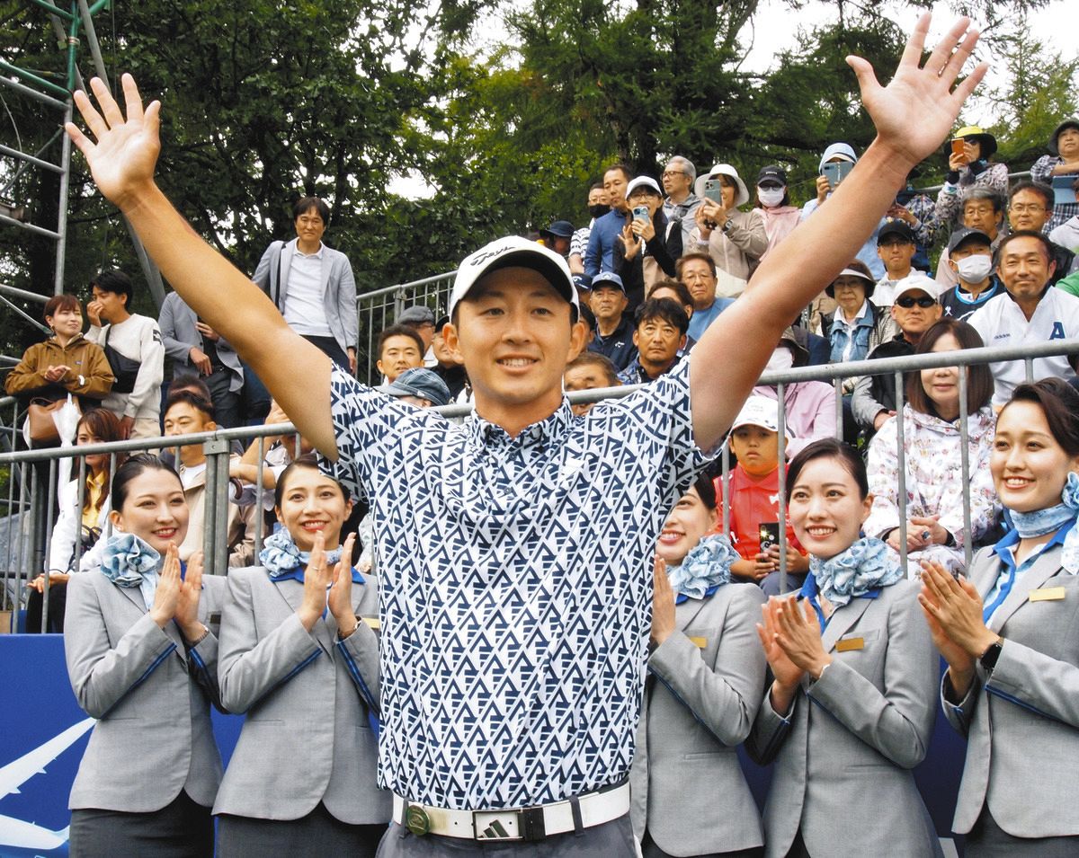 ジャンボ尾崎に並ぶ大会記録で優勝し、ＡＮＡの客室乗務員らから祝福される岩崎