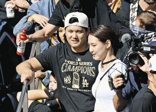 ◆大谷翔平、真美子夫人＆デコピンと優勝パレードでにっこり【写真複数】