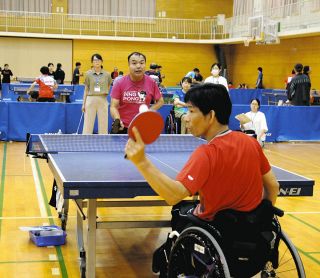 障害や年代超え卓球ラリー　西尾で大会、148人参加し交流深める