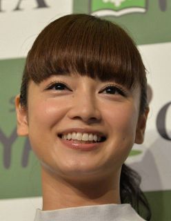 「お子様５人でしたか」 平愛梨、夫・長友佑都の誕生日を祝福、ピッチを歩く写真に反響 「素敵なファミリーに乾杯」