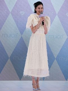 ◆河北麻友子、白いワンピース姿全身【写真】