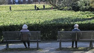 Dos ancianas sentadas en los bancos de un parque de Alemania en 2020. 