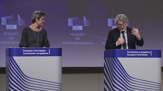 Die EU-Kommissare Margarethe Vestager und Thierry Breton während einer Pressekonferenz.