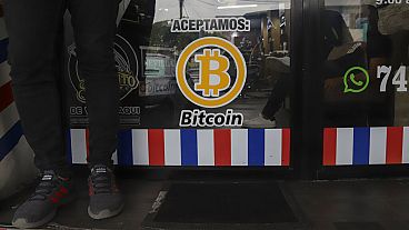 "Nous acceptons le Bitcoin" annonce un barbier à Santa Tecla, au Salvador, 4 septembre 2021