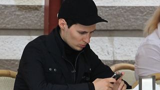 Fotografia tirada no sábado, 19 de maio de 2012, Pavel Durov, fundador da principal rede social russa VKontakte sentado num café na Praça Vermelha, em Moscovo.  