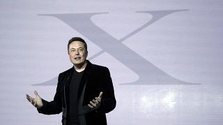 Elon Musk, diretor executivo da Tesla Motors Inc., apresenta o automóvel Model X na sede da empresa na terça-feira, 29 de setembro de 2015. 