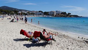 Les habitants de l'île de Majorque, aux Baléares, profitent d'un temps ensoleillé.