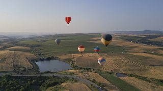 Uma aventura em Shamakhi: andar a pé e de balão e provar vinho biológico