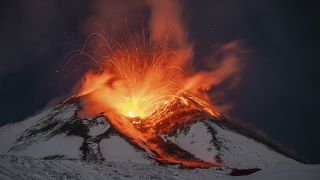 Lava bricht am frühen Samstag, dem 25. November 2023, aus dem Vulkan Ätna in Sizilien, Italien, aus.