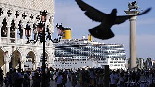 Auf diesem Archivfoto fährt ein Kreuzfahrtschiff am Markusplatz in Venedig vorbei.