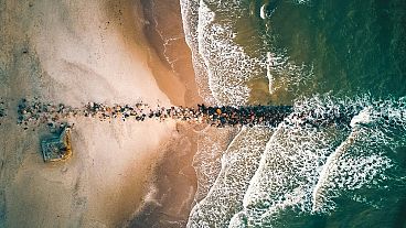 Meereswellen stürzen in Blavand Strand in Dänemark ab, einem der besten versteckten Ziele auf der Liste