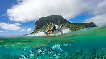 Mädchen beim Kiten im Meer