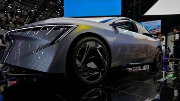 Un visitante toma una foto de un modelo de coche Nissan EVO Concept expuesto durante la feria Auto China 2024 en Pekín, el domingo 28 de abril de 2024. 