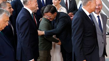 O novo chefe da NATO, Mark Rutte, cumprimenta o Presidente da Ucrânia, Volodymyr Zelenskyy, durante uma cimeira da UE em Bruxelas, quinta-feira, 27 de junho de 2024. 