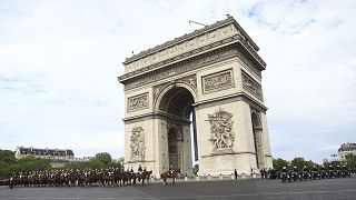 La Guardia Repubblicana all'Arco di Trionfo nel giorno della Bastiglia a Parigi