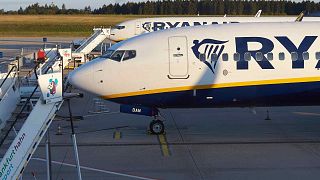 Aviones de la aerolínea irlandesa Ryanair permanecen en la pista del aeropuerto de Hahn, en el oeste de Alemania, el viernes 10 de agosto de 2018