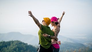 Duas pessoas no cimo de uma montanha no Brasil