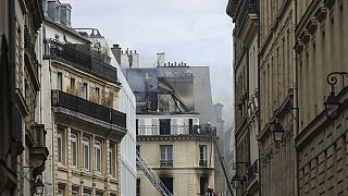 Los bomberos trabajan en una callejuela después de que se haya declarado un incendio en un edificio de apartamentos, el sábado 20 de julio de 2024, en el centro de París, Francia. (AP Photo/Thomas Padilla)